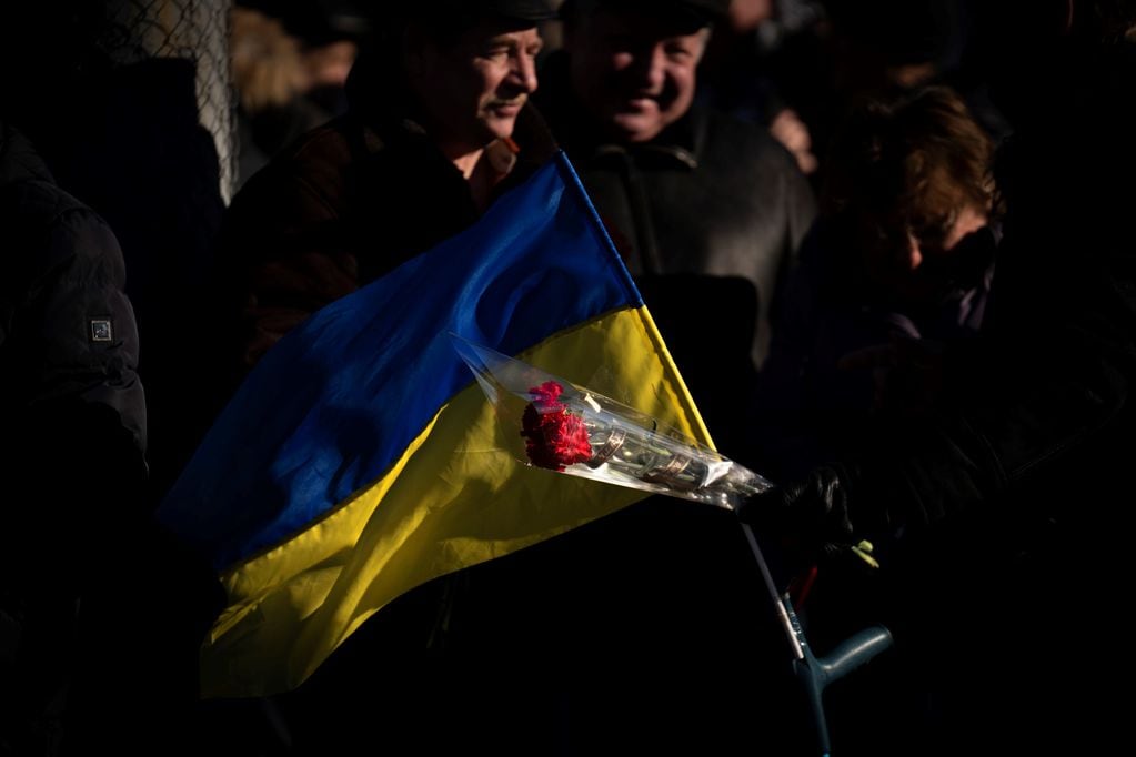 El presidente de Ucrania, Volodímir Oleksándrovich Zelenski, llamó a la ciudadanía a ondear la bandera y cantar el himno para defenderse de las amenazas externas.