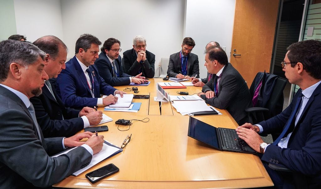 Sergio Massa y equipo económico mantuvieron una reunión de trabajo con Emmanuel Moulin, secretario del Tesoro de Francia y secretario general del Club de París.  (Ministerio de Economía / La Voz)