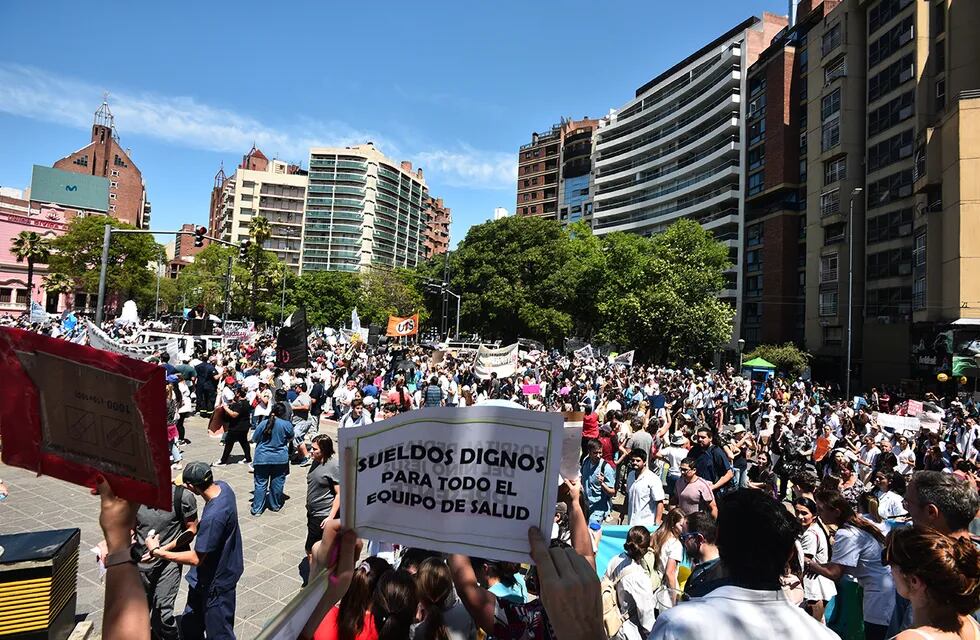 El personal de salud de todos los hospitales provinciales de la ciudad de Córdoba realizan un paro de 24 horas.