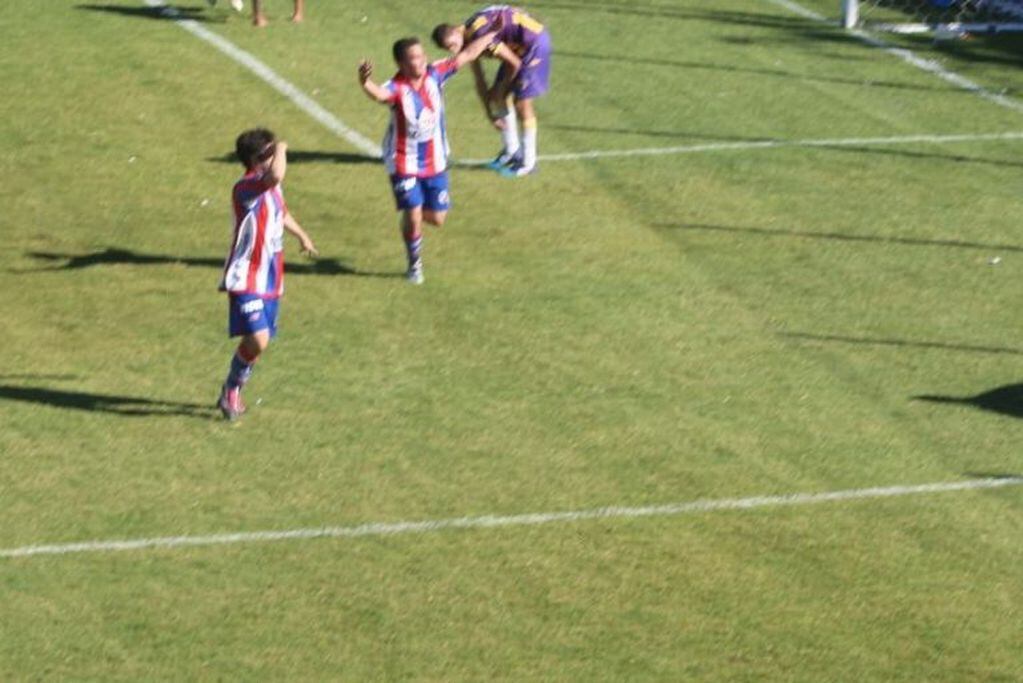 Leonel Navarro busca en la tribuna, con su gol Rosario se pone en ventaja