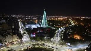 NAVIDAD. Este domingo se prendió el arbol de 100 metros que está en el Faro del Bicentenario (La Voz / Ramiro Pereyra).