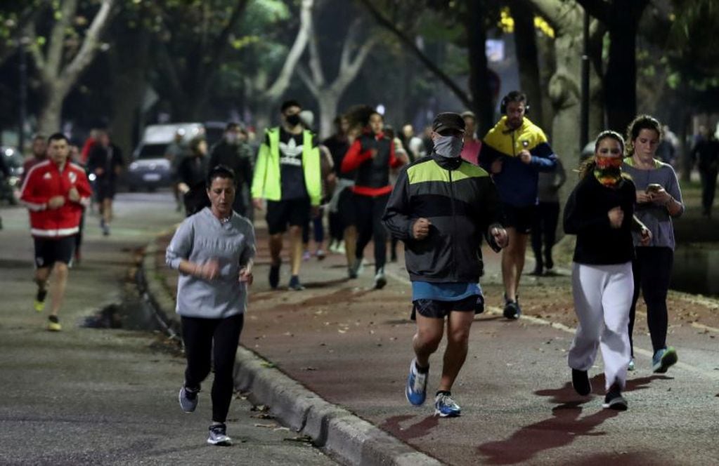 Desde el lunes, los corredores coparon los parques y plazas del a Ciudad de Buenos Aires (REUTERS/Agustin Marcarian)