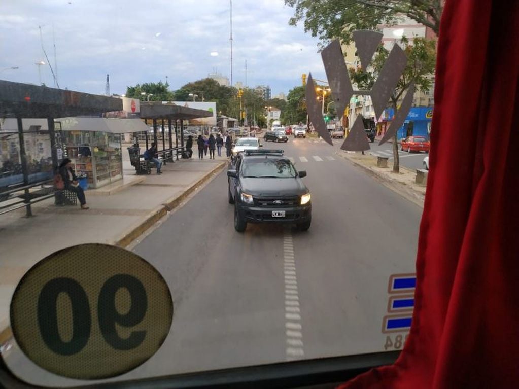 Colectivos de Ataco Norte escoltados por la Policía de Corrientes