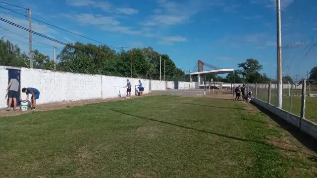 Jugadores pintaron la cancha del Club 8 de Diciembre de Villa Concepcion del Tio