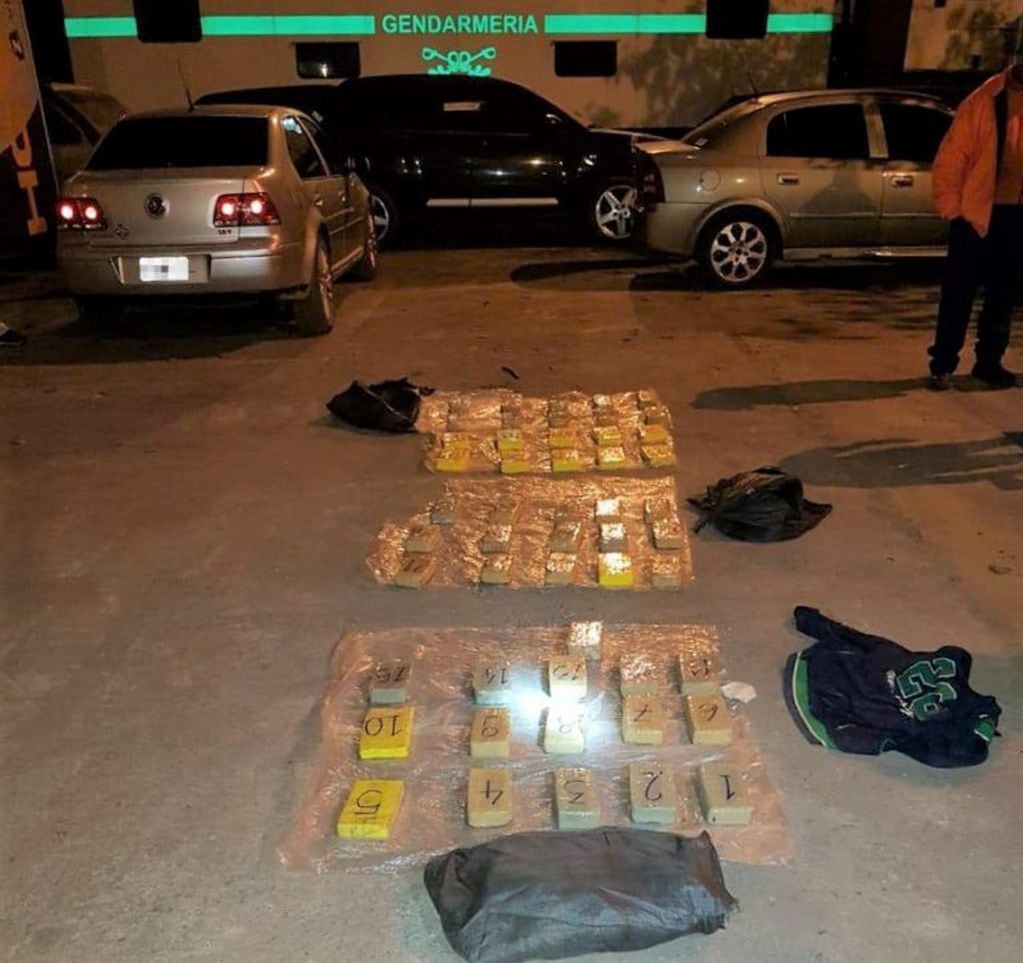 Las tres mochilas contenían 52 paquetes de estupefaciente y eran trasladadas por tres personas a pie, quienes fueron detenidas.