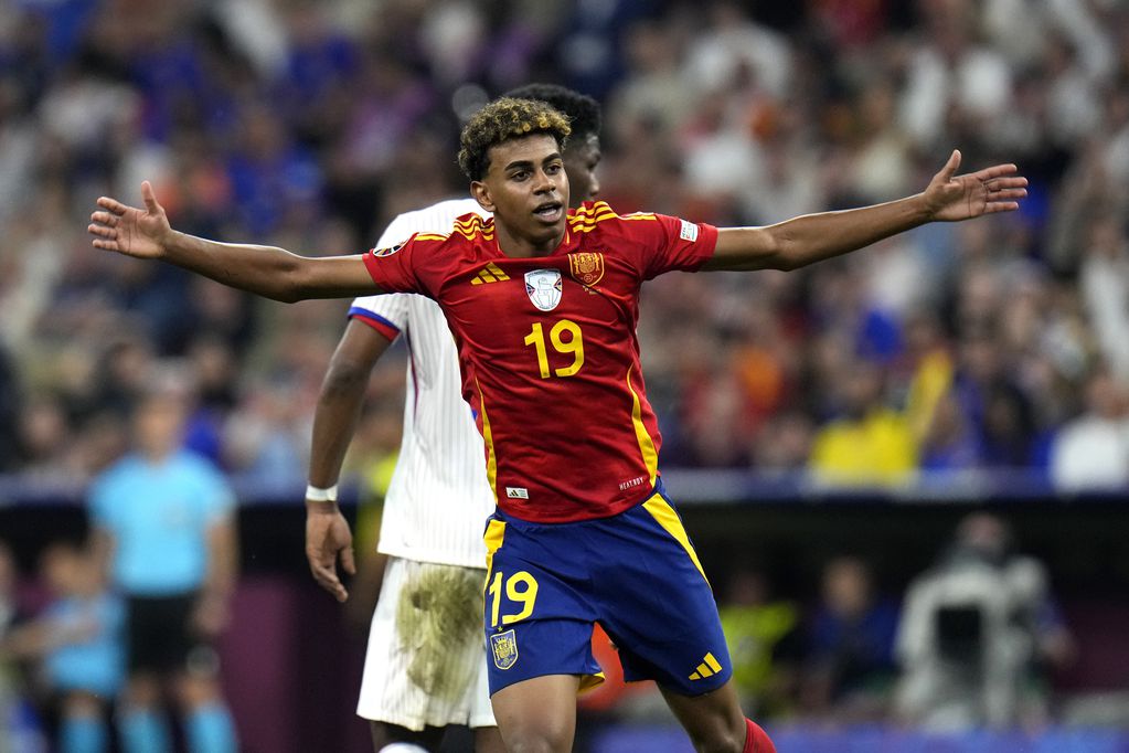El español Lamine Yamal reacciona durante un partido de semifinales entre España y Francia en la Eurocopa 2024 en Múnich, Alemania, el martes 9 de julio de 2024. (AP Foto/Hassan Ammar)