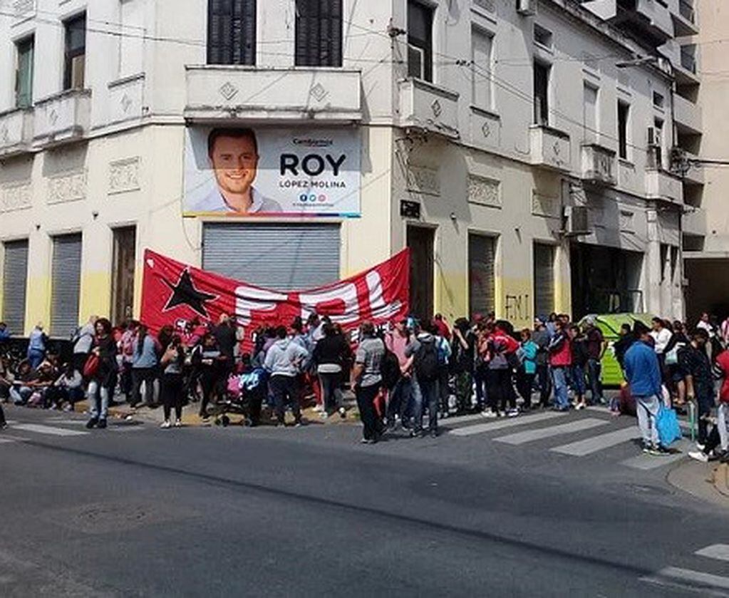El Frente de Organizaciones en Lucha de Rosario instaló una olla popular frente a la sede Cambiemos. (FOL)