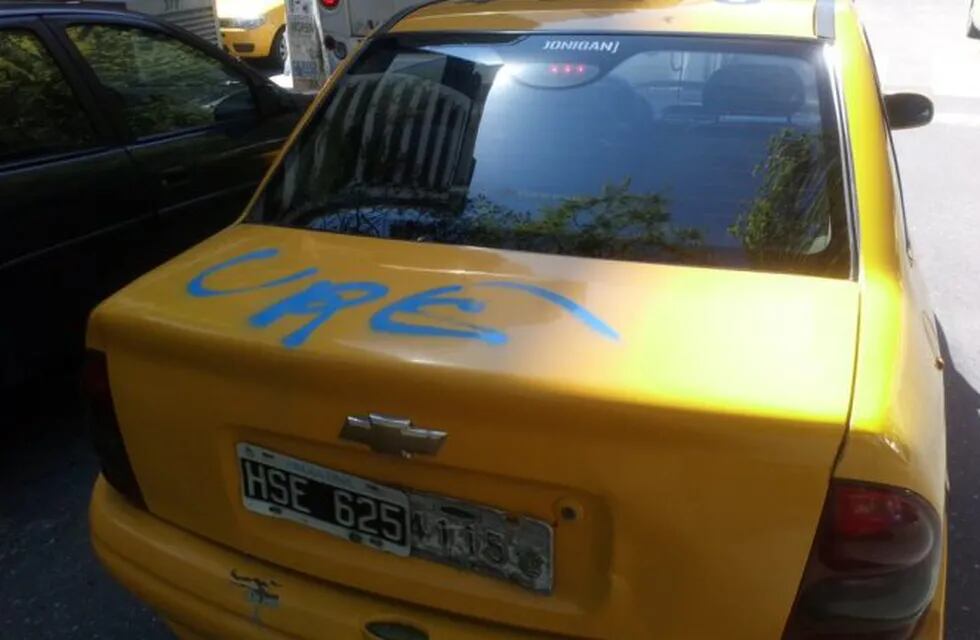 Incidentes en la marcha de los taxistas contra la demora en la ordenanza que impide la llegada de Uber y Cabify.