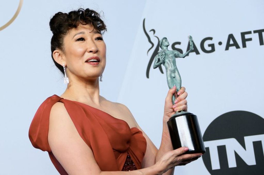 Sandra Oh recibe su premio SAG a mejor actriz por su papel en Klling Eve, (Foto: Jean-Baptiste LACROIX / AFP)
