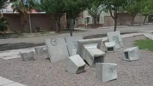 Nuevamente vandalizaron el mobiliario de dos plazas de Guaymallén
