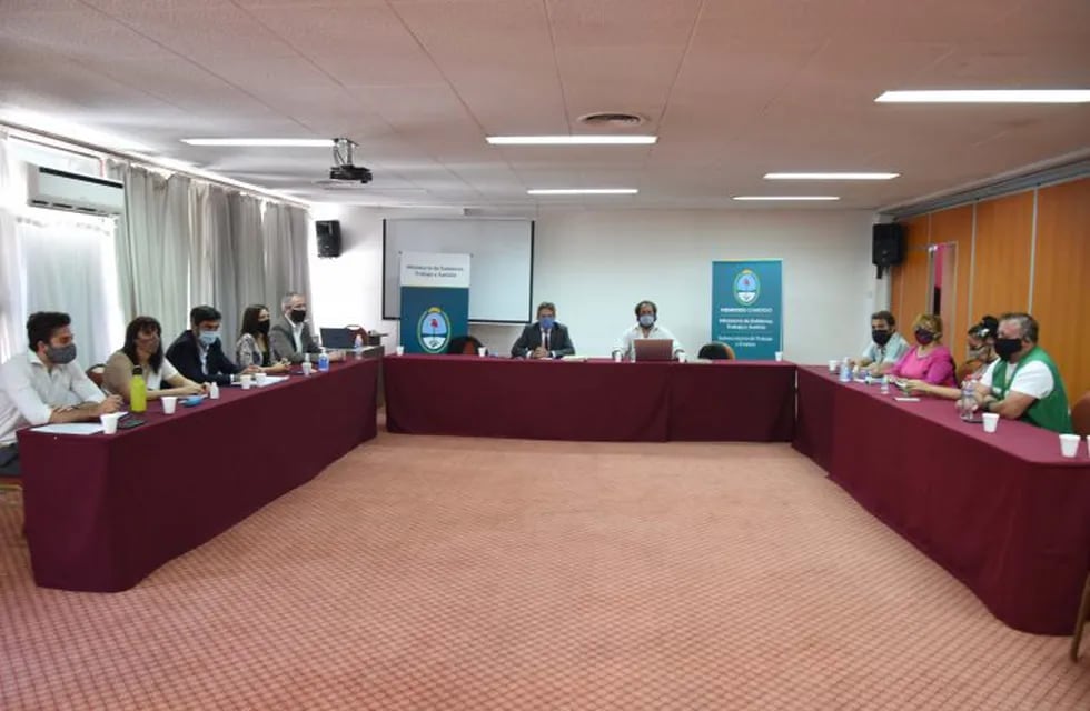 La primera reunión paritaria entre representantes del gobierno de la provincia y de los gremios estatales. Gentileza Gobierno de Mendoza