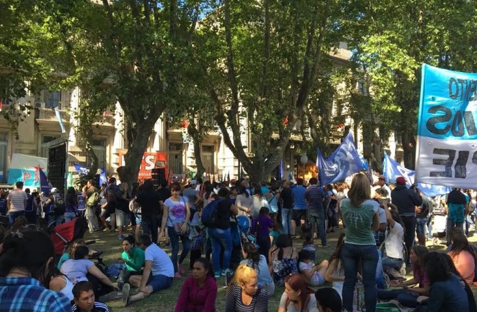 La Plaza San Martín se encontraba copada por los sectores que se oponen al ajuste previsional. (@SofiPituelli)