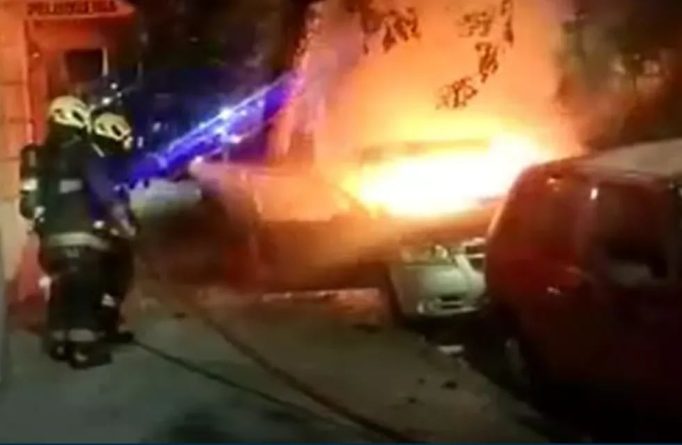 El auto que se prendió fuego en el barrio de Balvanera, con una persona dentro.