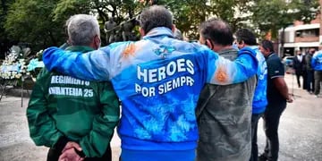 Homenaje. En Plaza de la Intendencia de la ciudad de Córdoba los veteranos de Malvinas recordaron a los soldados caídos en combate en 1982. (Pedro Castillo)