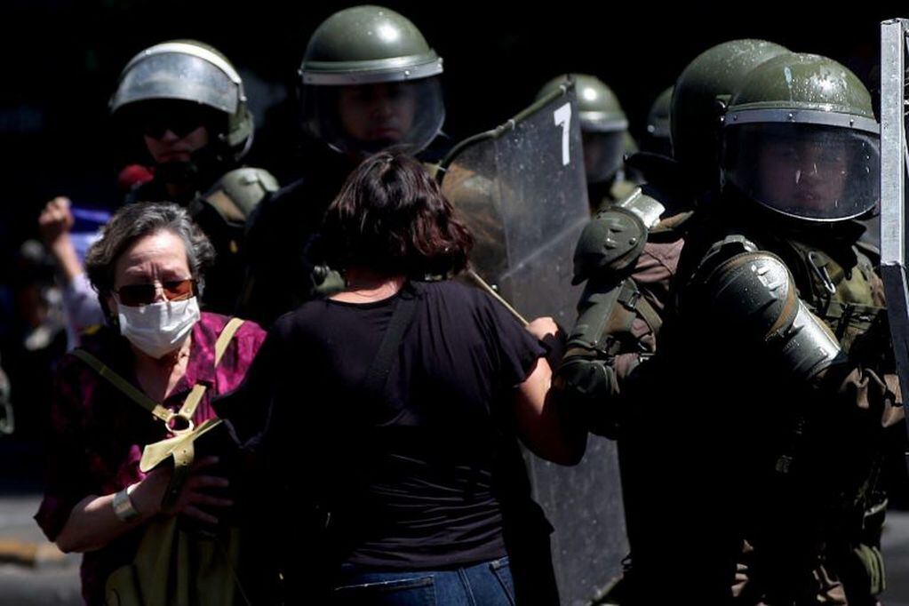 Dos mujeres se manifiestan junto a un grupo de policías durante el sexto día consecutivo de protestas contra el Gobierno (EFE/ Fernando Bizerra Jr.)