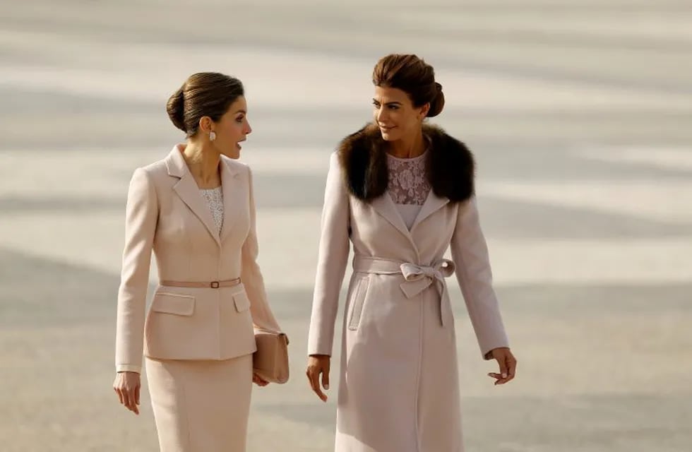 Spain's Queen Letizia, left, talks to Juliana Awada, the wife of the Argentina's President Mauricio Macri, during a welcome ceremony at the Royal Palace in Madrid, Wednesday, Feb. 22, 2017. Macri and his wife Awada are on the first of a four day official 