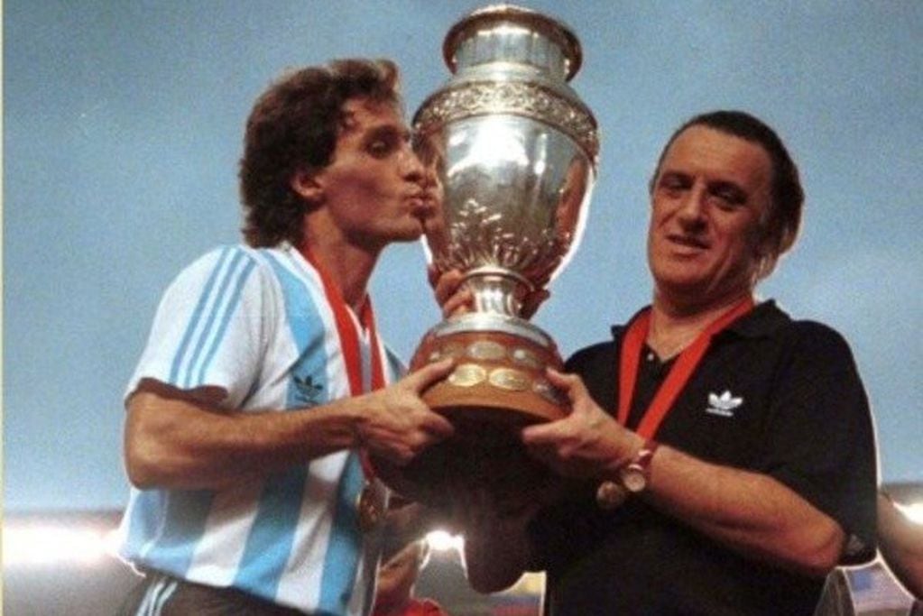 En 1993, cuando se ganó la Copa América. Oscar Ruggeri el capitán y "Coco" Basile el DT, la sostienen.