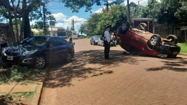 Conductor chocó un auto estacionado y volcó en Posadas