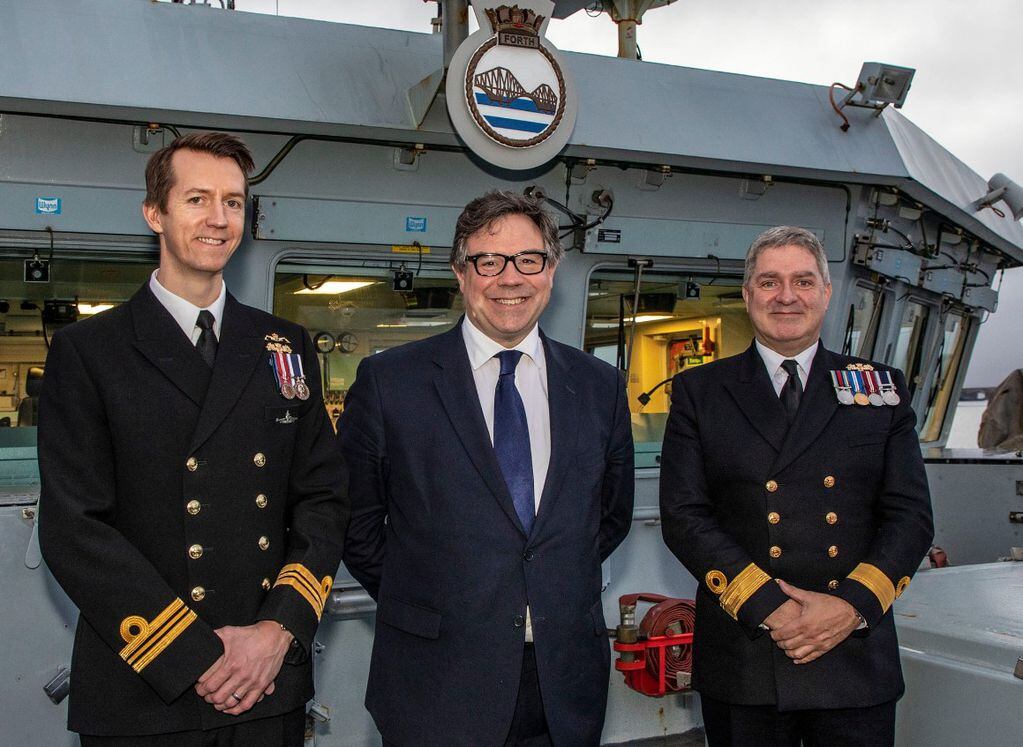  El Ministro de Adquisiciones de Defensa, Jeremy Quin, visitó el Patrullero HMS "Forth". Imagen junto al comandante del Buque Patrullero y junto al Comandante de las Fuerzas Británicas para el Atlántico Sur, Jonathan Lett.
