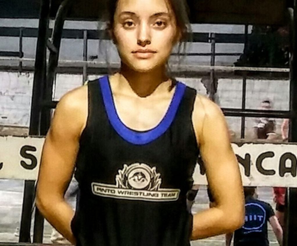 Victoria practica Lucha Olímpica y fue seleccionada para representar al Chaco en los Juegos Sudamericanos de la Juventud en Rosario.