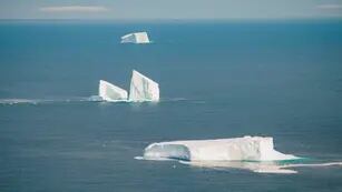 El video del momento en el que un iceberg vuelca sobre dos escaladores
