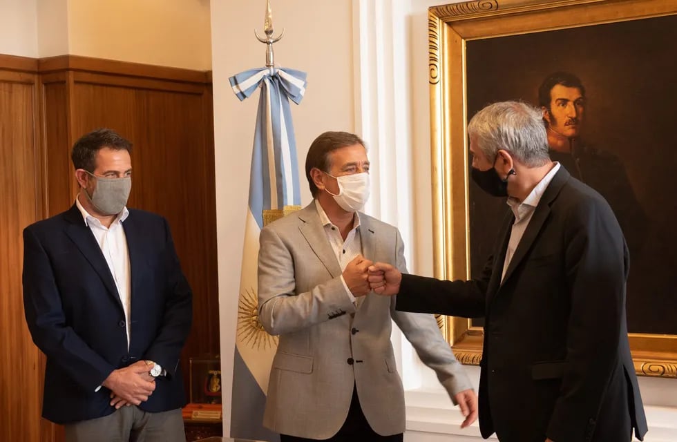El Ministro de Desarrollo Territorial y Hábitat, Jorge Ferraresi y el gobernador de Mendoza Rodolfo Suarez firmaron convenios para la construcción de 1.000 viviendas en la provincia. Gentileza Gobierno de Mendoza