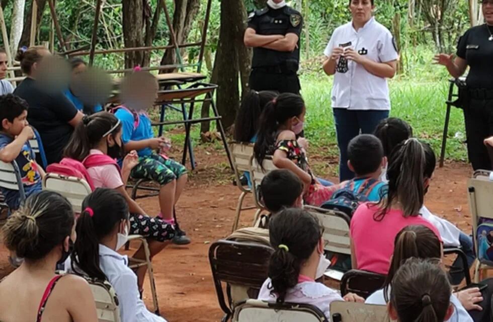 Efectivos policiales realizaron charlas escolares en Puerto Iguazú.