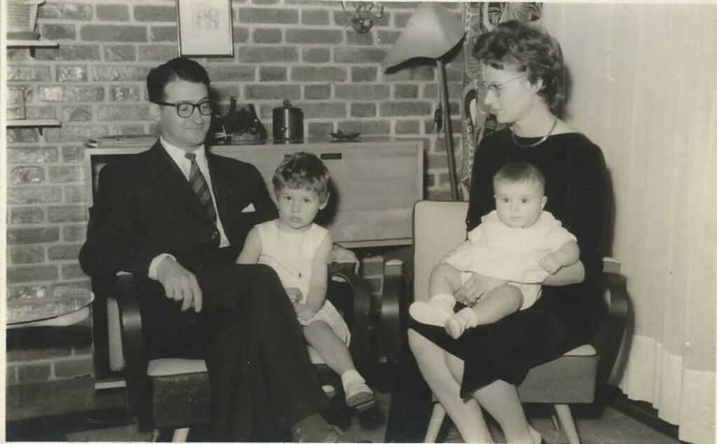 Horst e Ilse Buddenberg con sus hijos en la década del '60. Son Claudio e Ingrid que habló con la prensa. (Archivo familiar)