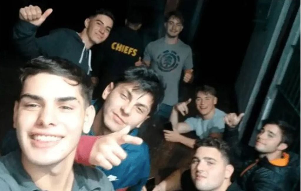 La selfie después del asesinato. Al fondo están Tomás Collazo, Máximo Thomsen y Luciano Pertossi. Adelante, de izquierda a derecha, Nlas Cinalli, Ayrton Viollaz, Lucas Pertossi y Juan Pedro Guarino.