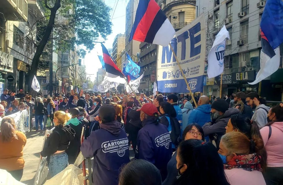 La marcha se desarrolla en avenida General Paz, frente a la Cámara de Comercio de Córdoba.