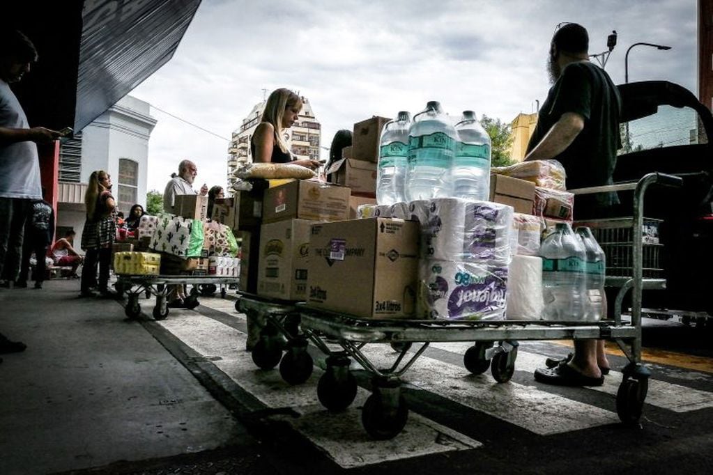Muchas personas acuden a los supermercados en busca de comida y artículos de limpieza (EFE/Juan Ignacio Roncoroni)