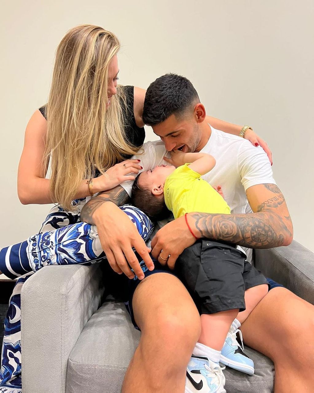Valentino compartiendo un momento con su papá Cristian y su mamá Karen en la concentración de la Selección Argentina en Qatar 2022
