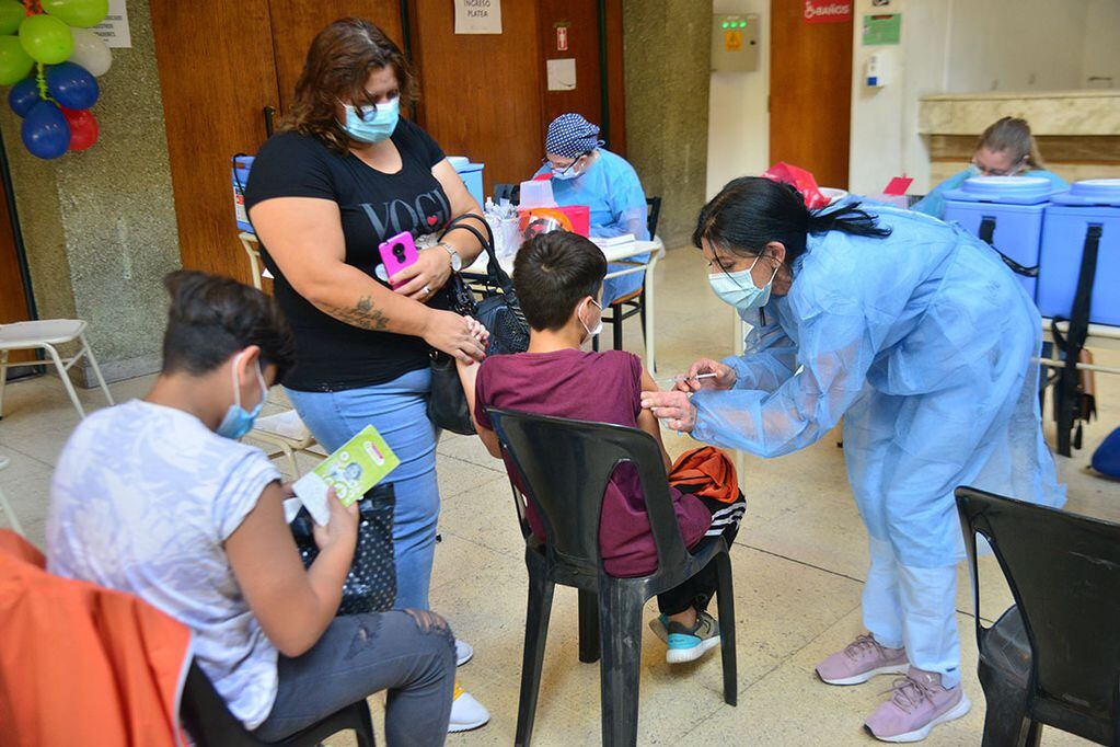 Córdoba lleva adelante este viernes la iniciativa "Aulas seguras" para vacunar a menores de cara al retorno de las clases presenciales. (Pedro Castillo)