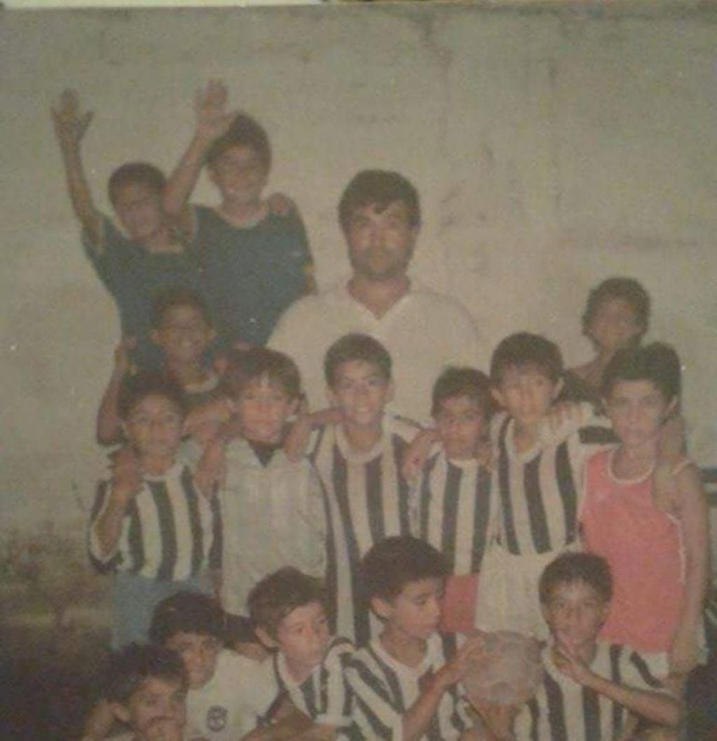 El recuerdo de un Beto Velárdez en el fútbol infantil dirigido por Marino que era entrenador, vecino y encargado de que no les falte nada a sus chicos del equipo.