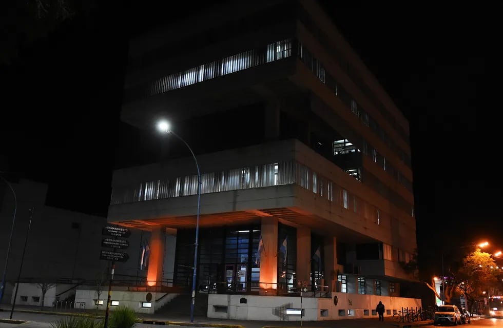 El edificio de la Municipalidad de Rafaela, iluminado de naranja, para concientizar sobre el TDAH