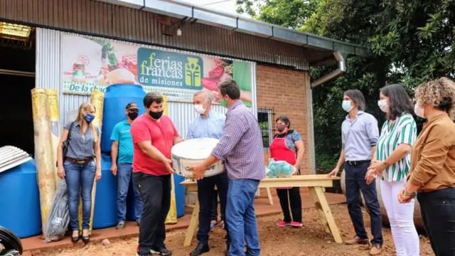 Montecarlo: agricultores de la Feria Franca recibieron insumos