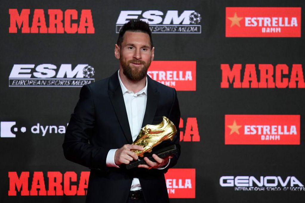 Lionel Messi con su sexta Bota de Oro (Foto: Josep Lago/AFP)