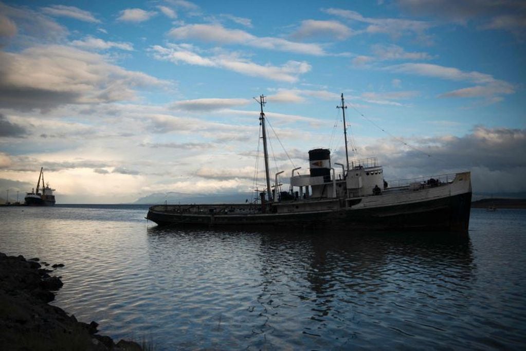 The wreck of the Saint Christopher (HMS Justice) is pictured on February 27, 2016 in the harbor of Ushuaia, the capital of the Argentine province of Tierra del Fuego, the world's southernmost city.  The Saint Christopher is an American-built rescue tug that served in the British Royal Navy in World War II. After the war she was decommissioned from the Royal Nay and sold for salvage operations in the Beagle Channel. After suffering engine problems in 1954, she was beached in 1957 in Ushuaia's harbor where she now serves as monument to the shipwrecks of the region. Ushuaia is located on the southern coast of the island of Tierra del Fuego, surrounded by mountains and overlooking the Beagle Channel, some 3,040 south of Buenos Aires.  / AFP / EITAN ABRAMOVICH
 Ushuaia tierra del fuego  restos del santo Christopher san cristobal remolcador de rescate barco utilizado para operaciones de salvamento en el Canal de Beagle