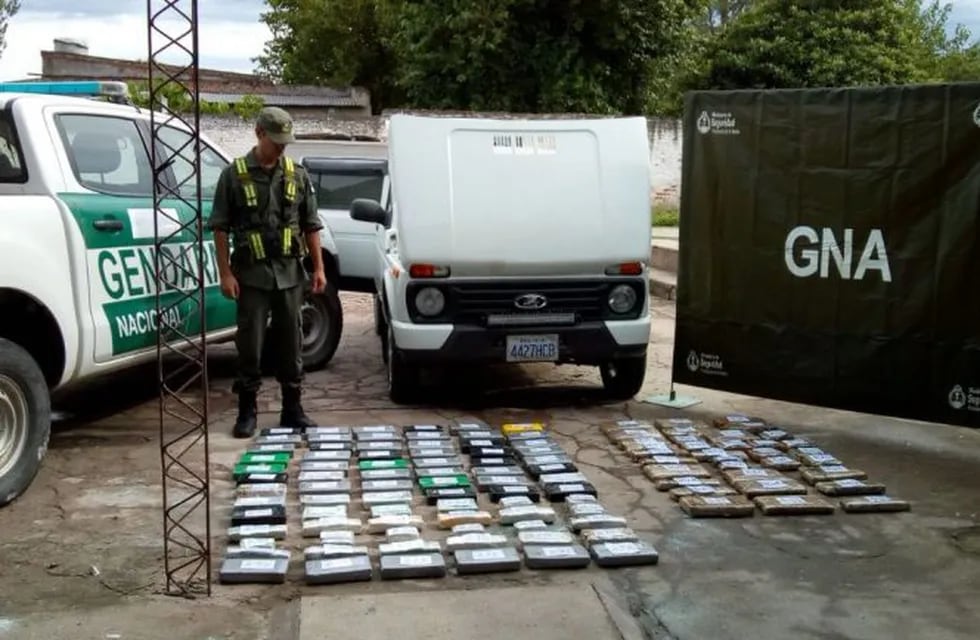 En el operativo, unos 74 kilos de cocaína y 23 de marihuana fueron incautados por personal de Gendarmería Nacional.