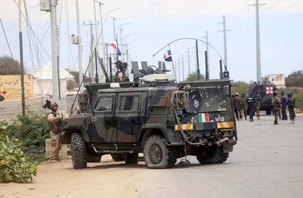 Las fuerzas de seguridad italianas son vistas cerca de vehículos blindados en la escena de un ataque contra un convoy militar italiano en Mogadiscio, Somalia, el 30 de septiembre de 2019. Crédito: REUTERS / Feisal Omar.