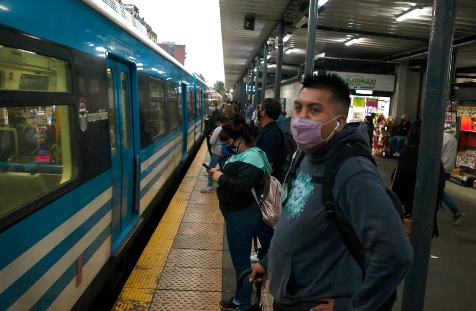 Un insólito paro del Tren Sarmiento durante la tarde de este miércoles sorprendió a los usuarios del servicio. Foto Clarín.