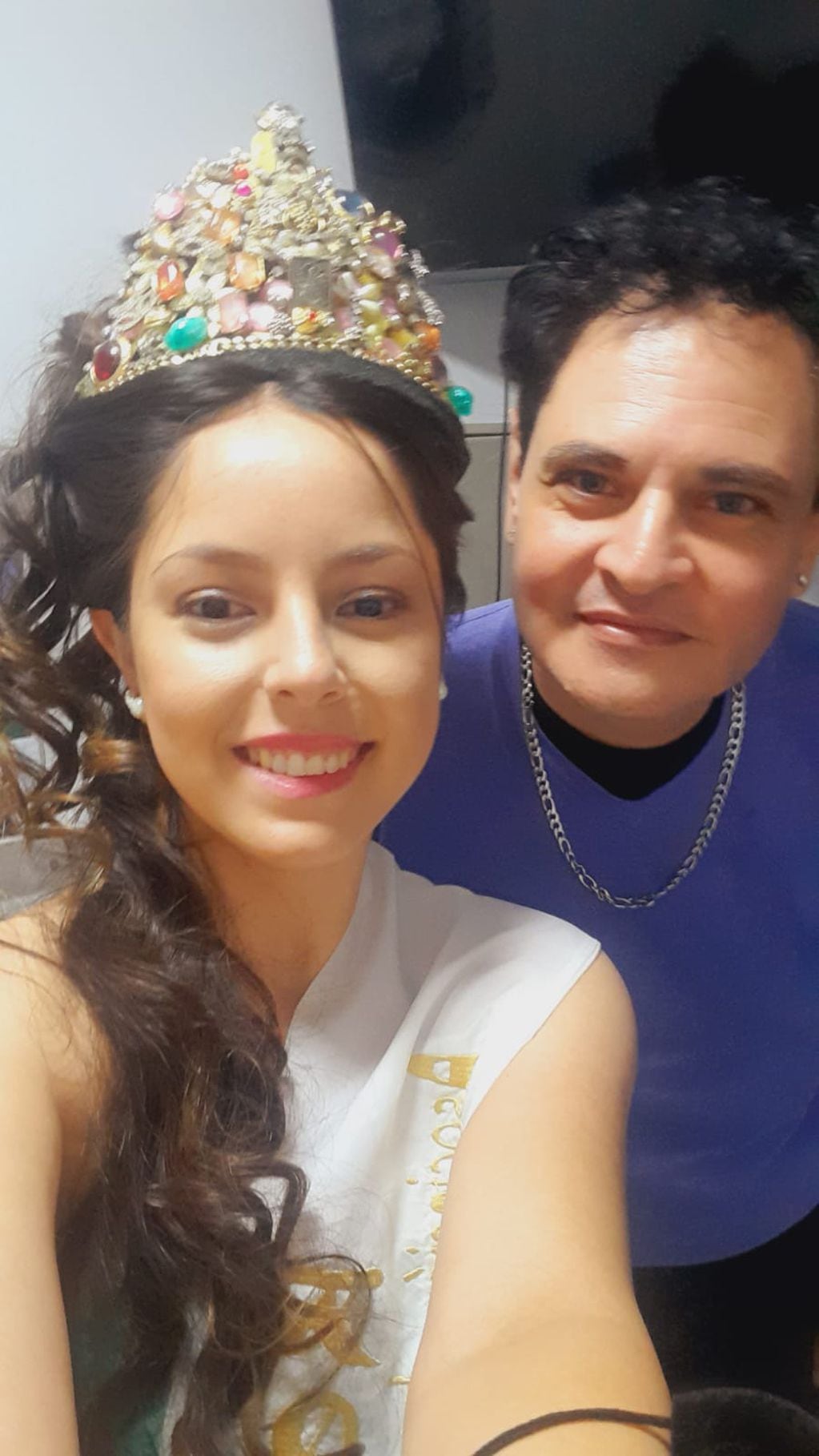 Gabriel Rivero junto a Brenda Vicente, Reina Provincial de la Vendimia de la comunidad sorda.