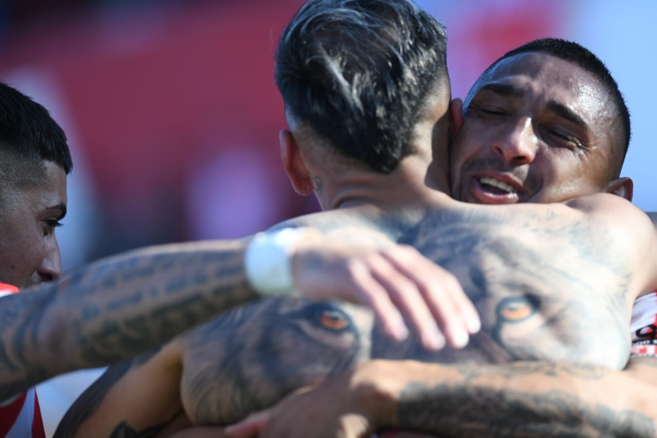 Facundo Suárez festeja el 2-0 de Instituto ante Platense, por la Liga Profesional, en el Monumental de Alta Córdoba. (Javier Ferreyra / La Voz)