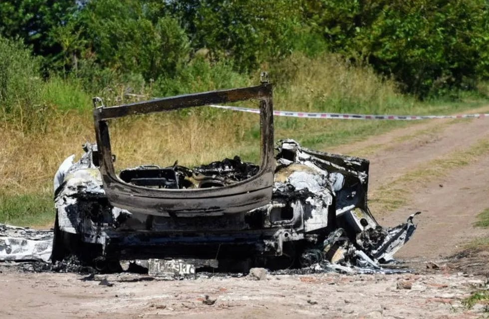 El Audi TT en el que iban las víctimas quedó destrozado por el fuego en un camino rural.