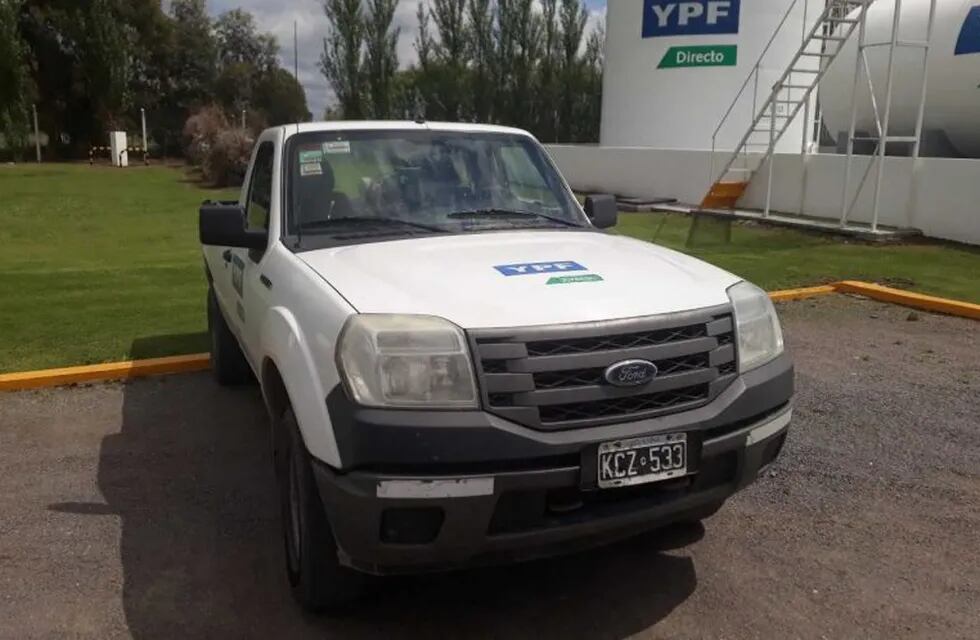 Parte de las camionetas a subastar por la empresa YPF.