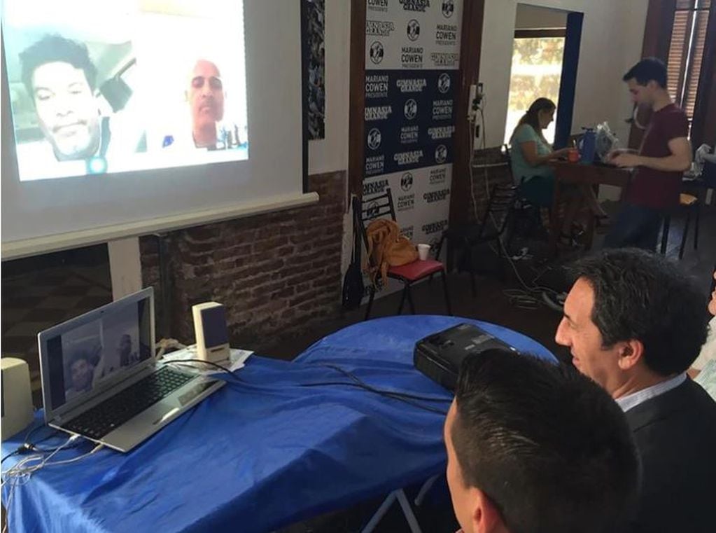 La conferencia vía Skype que trianguló La Plata (Cowen, entonces candidato a presidente del “Lobo”), Porto Alegre (de Assis Moreira, el hermano de Ronaldinho) y Amsterdam (el empresario Jordan). Cortesía de Infobae.
