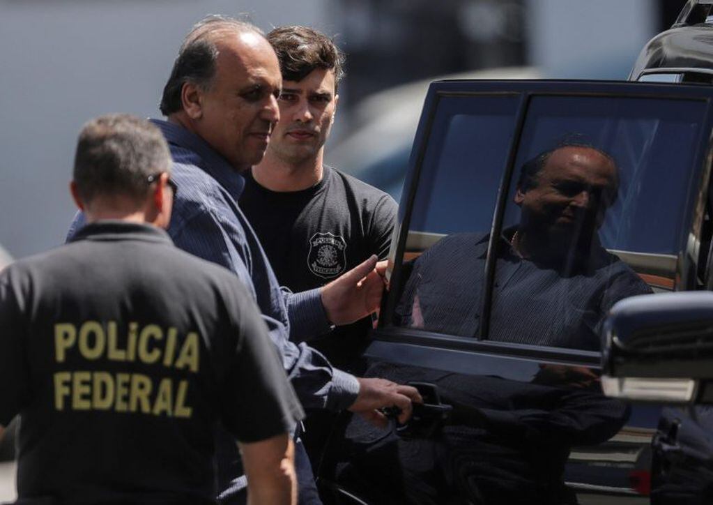 Luiz Fernando Pezao fue escoltado por agentes policiales y sin esposas. Foto: EFE.