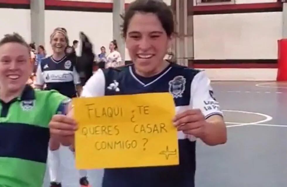 Una futbolista le propuso matrimonio a su novia en medio de un partido: “No pido la aprobación de nadie para amar”