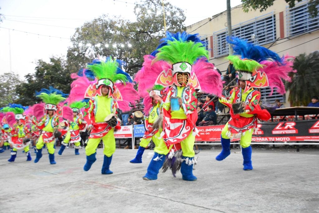 Comparsas tradicionales que llevan los colores vibrantes de las yungas, son parte de la tercera edición de los Corsos de Invierno en San Pedro de Jujuy.