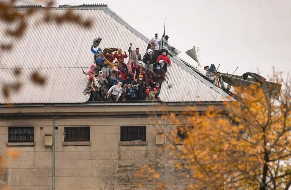FILED - 24 April 2020, Argentina, Buenos Aires: Several inmates scream from the roof of Villa Devoto prison after smashing the roof panel and demand measures against the spread of the coronavirus in the prison. Photo: Maximiliano Luna/telam/dpa